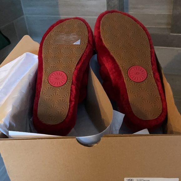 ♥️UGGs - Red Cute! FLUFF Slides - Comfy & Cozy - Picture 6 of 13